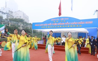 Thanh niên Việt Nam - Trung Quốc hát đối trên sông Bắc Luân