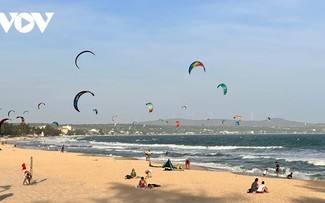 Mũi Né - Hàm Tiến nhộn nhịp vào mùa cao điểm đón khách trú Đông