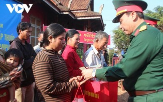 Quân khu 5 khám bệnh, tặng quà nhân dân Campuchia dịp Tết cổ truyền Chol Chnam Thmey