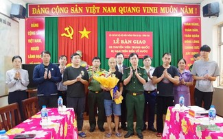 Bàn giao 5 thuyền viên người Trung Quốc bị nạn trên biển về nước