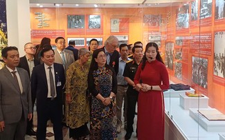 Khai mạc Trưng bày “Đất nước trọn niềm vui”