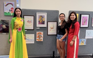 Các em nhỏ người Việt ở nước ngoài triển lãm tranh ủng hộ nạn nhân bão lũ