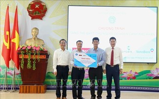 Tặng thẻ Bảo hiểm y tế cho người dân có hoàn cảnh khó khăn vùng bão lũ