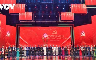 Tuyên dương 96 Bí thư Chi bộ xuất sắc và trao Giải Búa liềm Vàng lần thứ X năm 2025