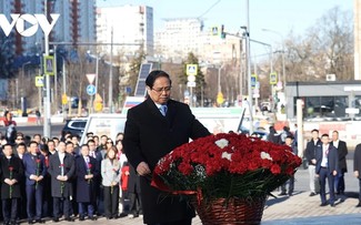 Thủ tướng Phạm Minh Chính đặt hoa tại Tượng đài Chủ tịch Hồ Chí Minh