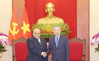 Vietnamese top leader receives Cuban ambassador