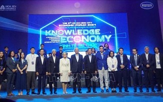 WEF leader holds talkshow with young entrepreneurs, students in HCM City