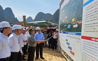 PM Pham Minh Chinh inspects implementation of Dong Dang - Tra Linh expressway project