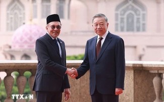 Malaysian PM hosts welcome ceremony for Vietnamese Party chief