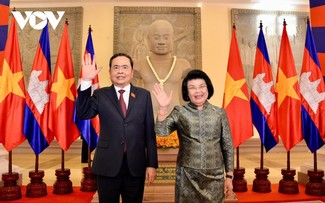 Top legislator starts official visit to Cambodia