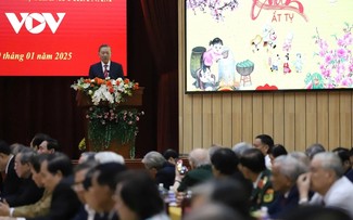 Party chief hosts former leaders, officials, outstanding intellectuals, artists