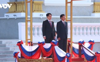 Top Lao leader hosts welcome ceremony for Vietnamese State President