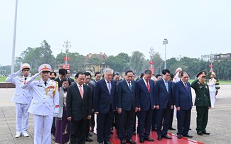50th anniversary of national reunification: Party, State leaders pay homage to Presidents Ho Chi Min
