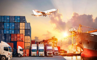 Vietnam overcomes difficulties to maintain its economic growth