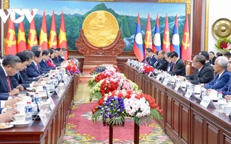 Top leaders of Vietnam and Laos hold talks in Vientiane