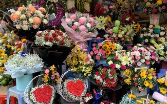 Hanoi’s Valentine’s Day gift market offers diverse choices
