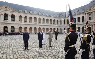  Celebran en Francia ceremonia de bienvenida a máximo dirigente de Vietnam 