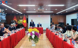 Dirigentes de VOV se reúnen con representantes de misiones diplomáticas vietnamitas