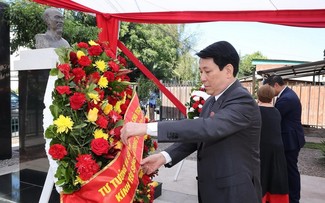 Dirigente vietnamita deposita ofrenda floral en memoria del Presidente Ho Chi Minh en Chile