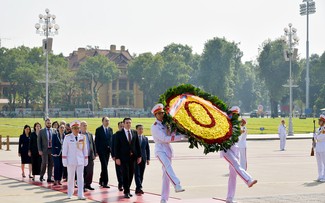 Dirigente del Parlamento de Armenia rinde homenaje al Presidente Ho Chi Minh y visita Templo de la Literatura