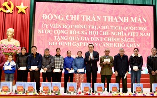 Presidente del Parlamento de Vietnam entrega regalos del Tet a necesitados en Ha Tinh