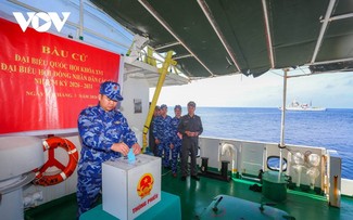 La fuerza de inspección pesquera cumple su misión electoral en el mar