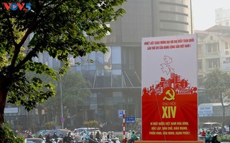 กรุงฮานอยกับการประดับประดาด้วยธงชาติและดอกไม้มุ่งสู่การประชุมสมัชชาใหญ่พรรคคอมมิวนิสต์เวียดนามสมัยที่ 14