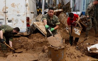 Spanien schickt 10.000 Helfer in Flutgebiete