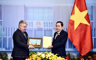 Parlamentspräsident Tran Thanh Man empfängt den Vizevorsitzenden des weißrussischen Repräsentantenhauses 