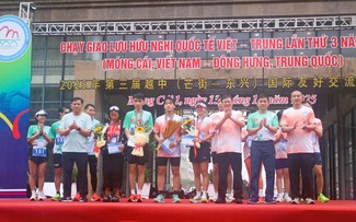 1000 Sportler nehmen am internationalen Vietnam-China-Freundschaftslauf teil 