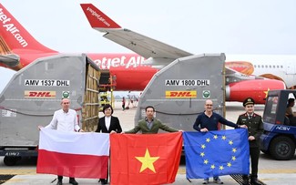 Empfang von Hilfsgütern aus Polen für Flutopfer in Dak Lak