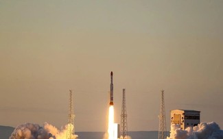 Iran schießt drei Satelliten ins All