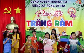 Children in Truong Sa district island celebrate Mid-Autumn Festival 