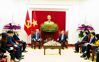 Vietnam ready to support Maersk’s expansion in logistics and smart port systems: Party leader
