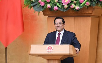 PM urges sweeping cuts to administrative procedures