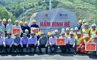 PM inspects key transport projects in central region