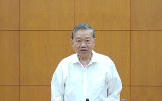 Party leader urges economic restructuring, stronger role for Vietnamese businesses in global supply chain