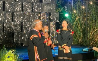 ພິທີອວຍພອນເຂົ້າໃໝ່ - ງານບຸນລະດູເຂົ້າສຸກເຫຼືອງຢູ່ເຂດຊາຍແດນ ກວ໋າງນິງ.