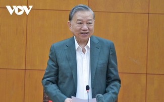 Le secrétaire général Tô Lâm signe une résolution du Bureau politique sur le développement de la culture vietnamienne