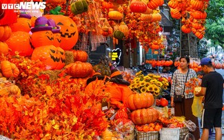 Đồ chơi Halloween ngập tràn, phố cổ Hà Nội trở nên ma mị