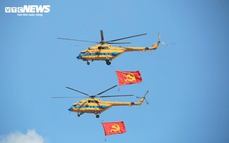 Trực thăng mang cờ đỏ thắm, tiêm kích xé gió trên bầu trời TP.HCM
