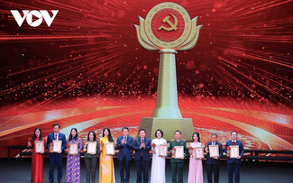 Toàn cảnh Lễ tuyên dương Bí thư chi bộ xuất sắc và trao giải Búa liềm Vàng