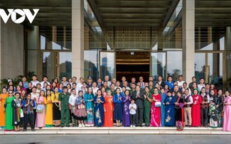 Trân Thanh Mân rencontre des lauréats du prix Vu A Dinh