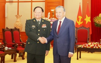 Tô Lâm reçoit le vice-président de la Commission militaire centrale de Chine