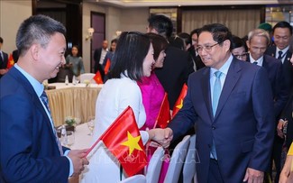 Pham Minh Chinh rencontre la communauté vietnamienne aux Émirats Arabes Unis