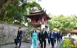 Le président de l’Assemblée nationale arménienne rend hommage au Président Hô Chi Minh 