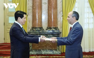 Luong Cuong rencontre les ambassadeurs de Cuba, du Zimbabwe et de Bolivie