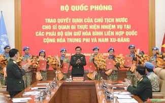 Remise de la décision du président de la République à des officiers en service aux Nations Unies