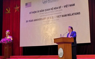 Marc Knapper rencontre les étudiants de l'Université nationale de Hanoi