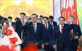 Le Premier ministre japonais termine sa visite officielle au Vietnam